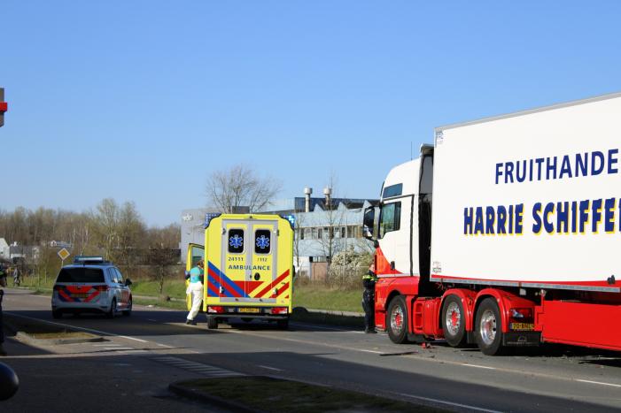 Vrachtwagen ramt bestelbus