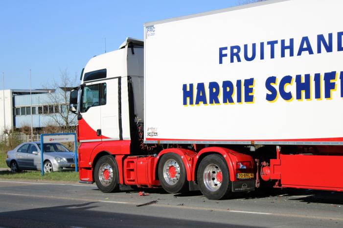 Vrachtwagen ramt bestelbus