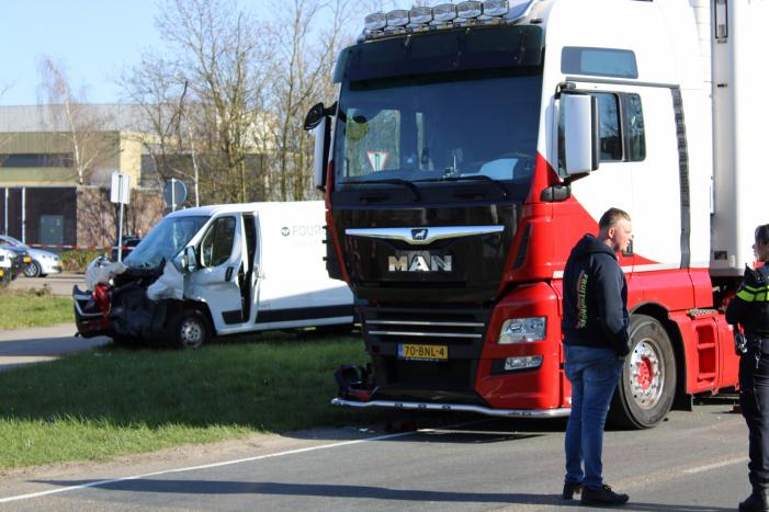 Vrachtwagen ramt bestelbus
