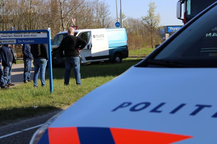 Vrachtwagen ramt bestelbus