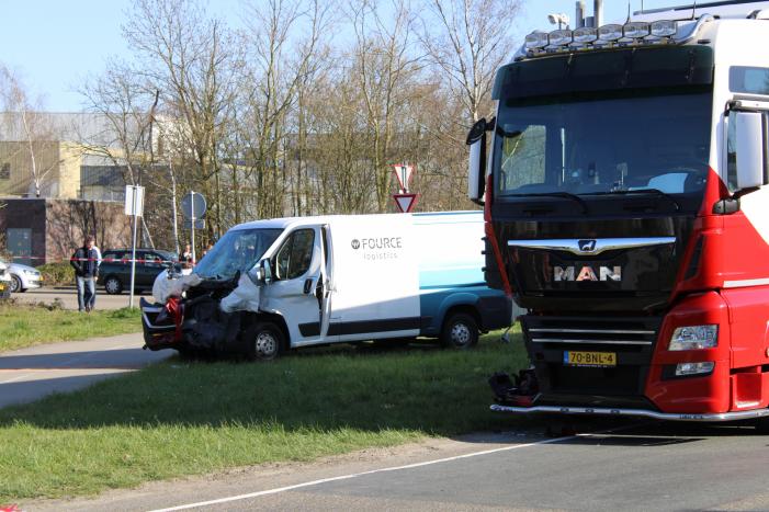 Vrachtwagen ramt bestelbus