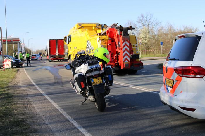 Vrachtwagen ramt bestelbus