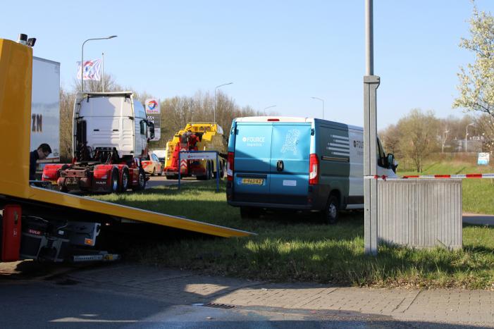 Vrachtwagen ramt bestelbus