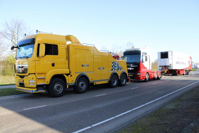 Vrachtwagen ramt bestelbus