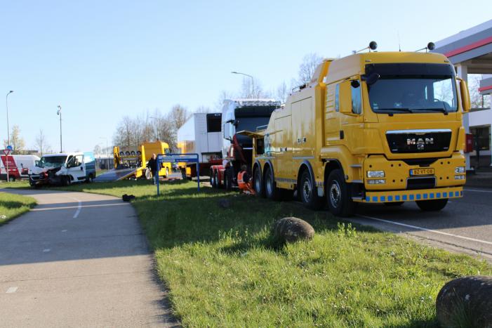 Vrachtwagen ramt bestelbus