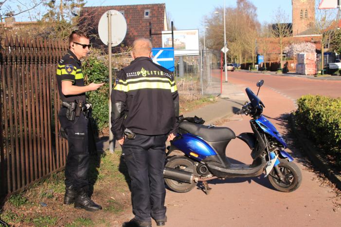 Spookrijdende snorscooter botst op auto bij oversteken