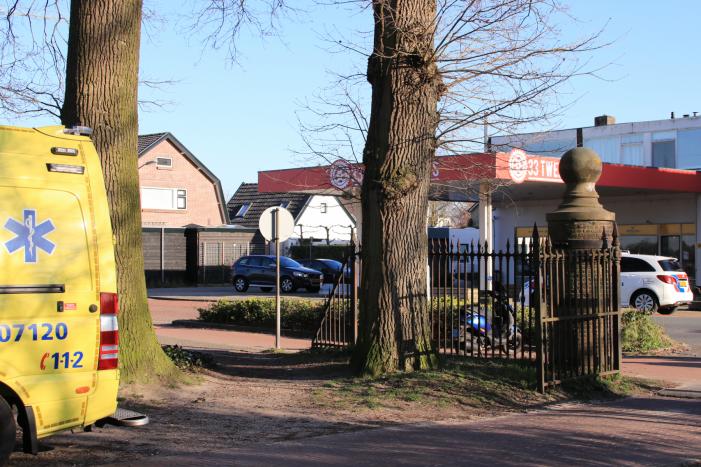 Spookrijdende snorscooter botst op auto bij oversteken