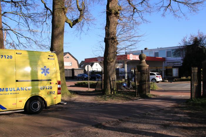 Spookrijdende snorscooter botst op auto bij oversteken