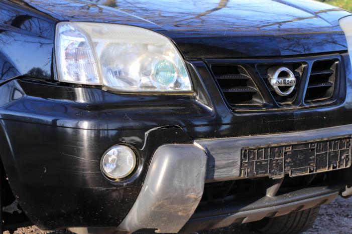 Spookrijdende snorscooter botst op auto bij oversteken