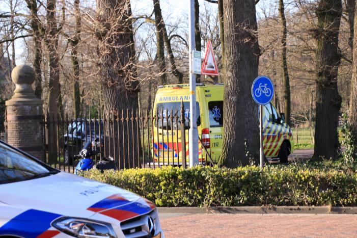 Spookrijdende snorscooter botst op auto bij oversteken