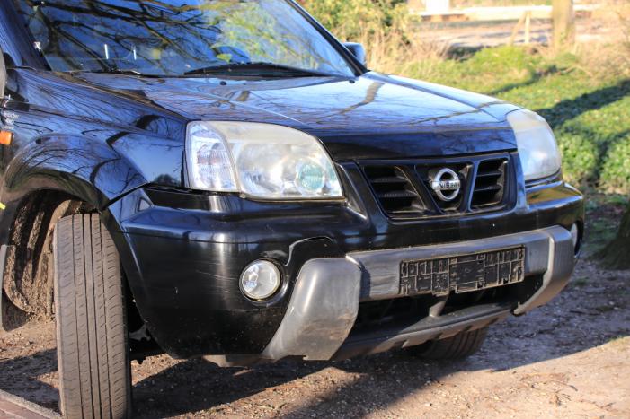 Spookrijdende snorscooter botst op auto bij oversteken