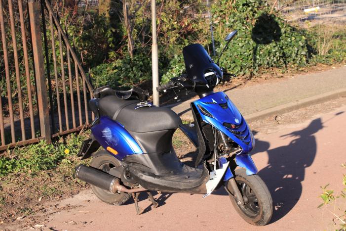 Spookrijdende snorscooter botst op auto bij oversteken
