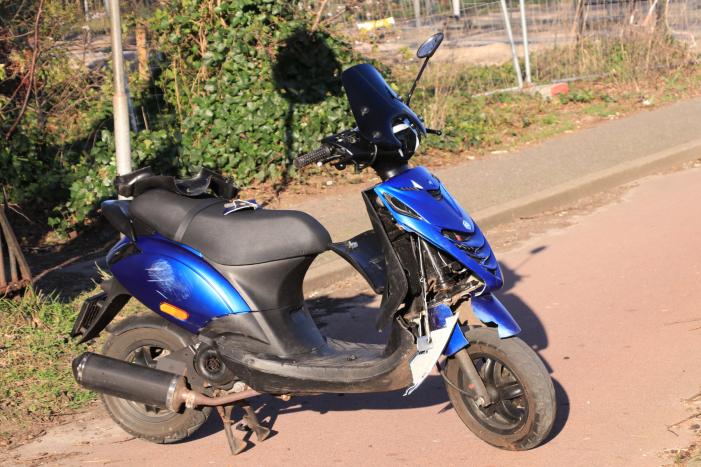 Spookrijdende snorscooter botst op auto bij oversteken