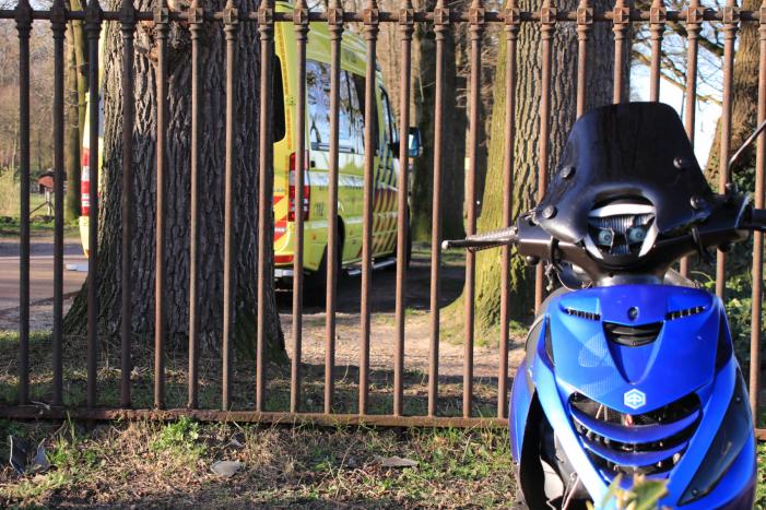 Spookrijdende snorscooter botst op auto bij oversteken