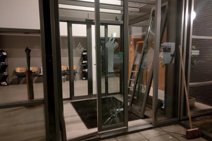 Automobiliste ramt deur politiebureau