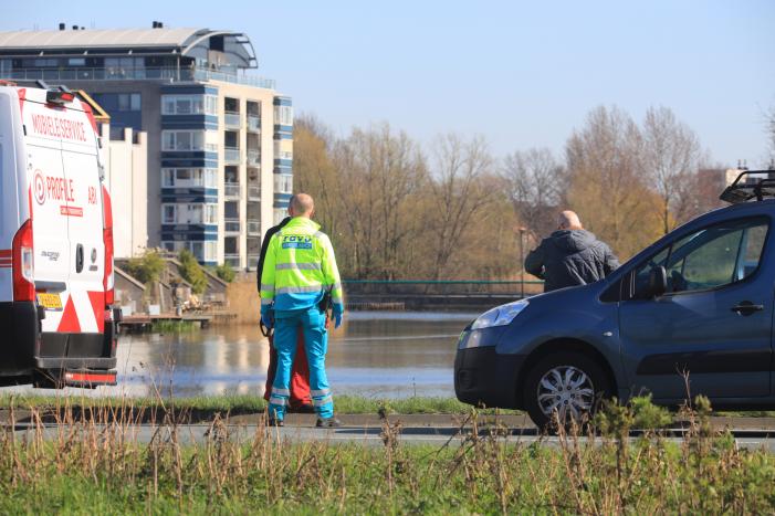 Bestelwagen botst op bestelbus