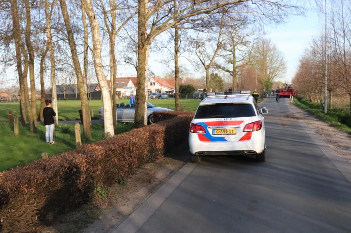 Foto-update: #Lunteren Brommerrijder zwaargewond na aanrijding met trekker Broeksteeg Lunteren.: