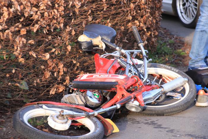 Brommerrijder zwaargewond na aanrijding met trekker