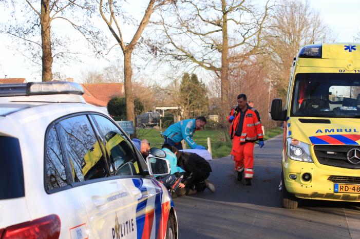 Brommerrijder zwaargewond na aanrijding met trekker