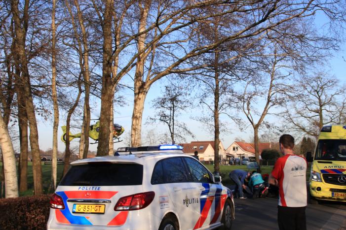 Brommerrijder zwaargewond na aanrijding met trekker