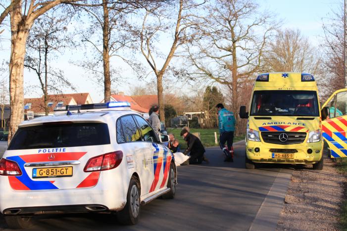 Brommerrijder zwaargewond na aanrijding met trekker