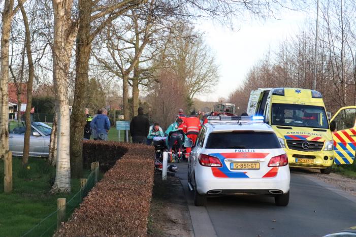 Brommerrijder zwaargewond na aanrijding met trekker