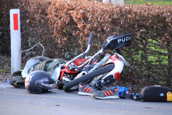Brommerrijder zwaargewond na aanrijding met trekker