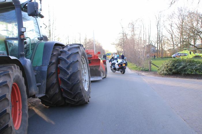Brommerrijder zwaargewond na aanrijding met trekker