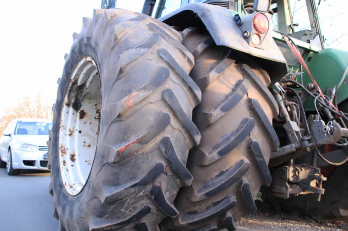 Brommerrijder zwaargewond na aanrijding met trekker