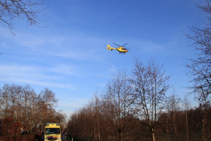 Brommerrijder zwaargewond na aanrijding met trekker