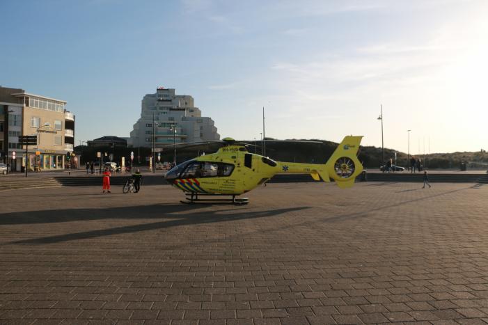 Landing traumahelikopter op boulevard trekt veel bekijks
