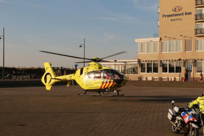 Landing traumahelikopter op boulevard trekt veel bekijks
