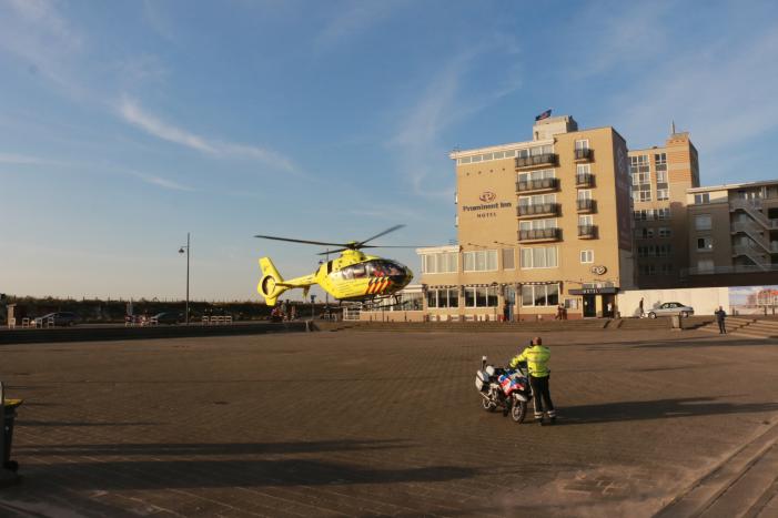 Landing traumahelikopter op boulevard trekt veel bekijks