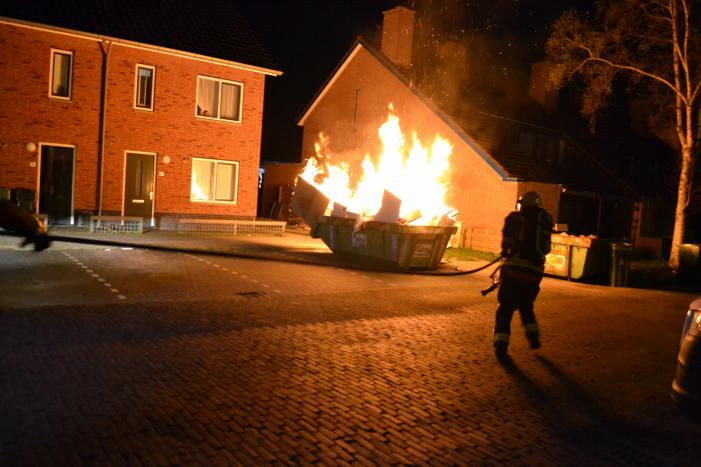 Grote vlammen bij brand in bouwcontainer