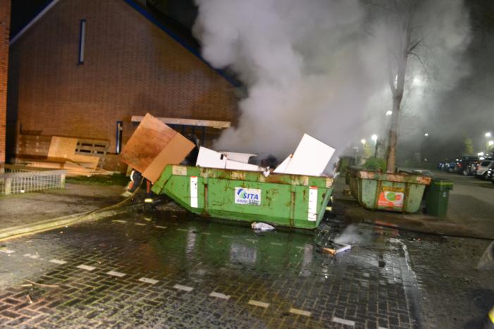 Grote vlammen bij brand in bouwcontainer