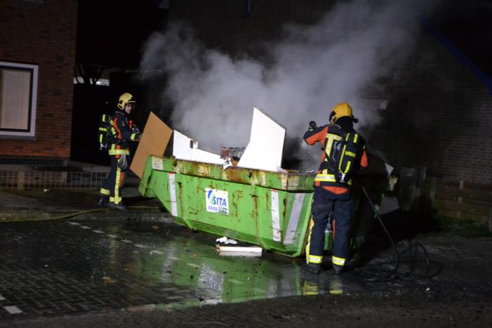 Grote vlammen bij brand in bouwcontainer