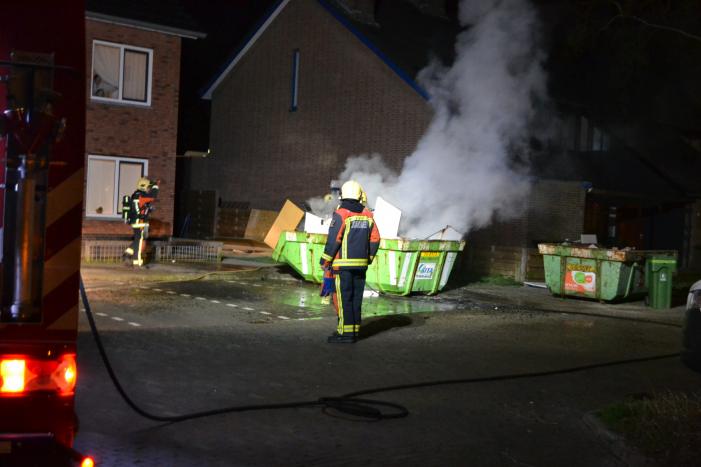 Grote vlammen bij brand in bouwcontainer