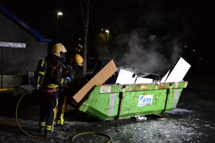 Grote vlammen bij brand in bouwcontainer