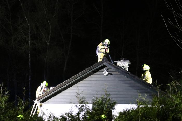 Brand in dak van bungalow