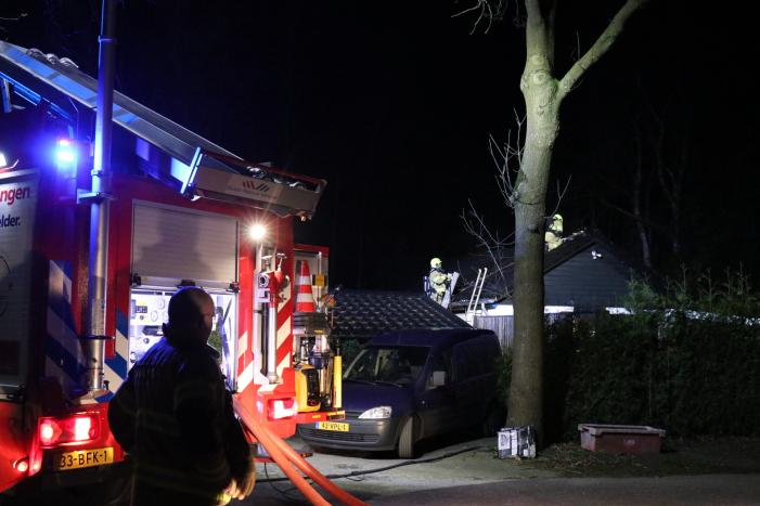 Brand in dak van bungalow