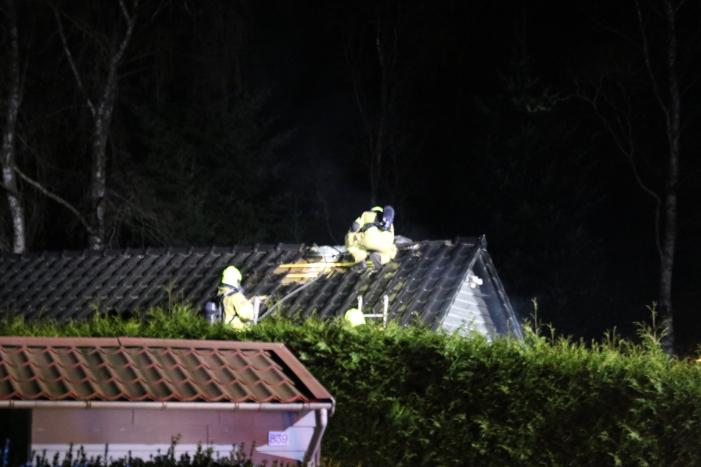 Brand in dak van bungalow