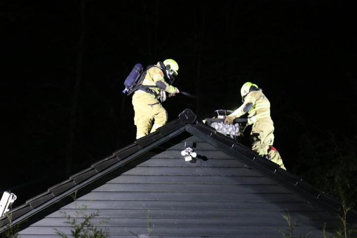 Brand in dak van bungalow