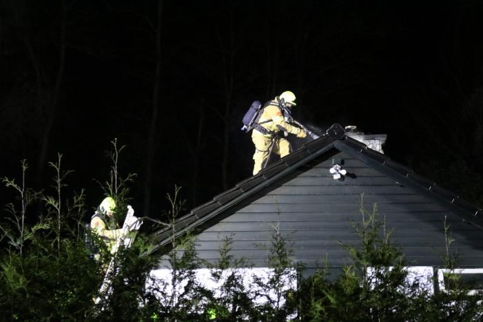 Brand in dak van bungalow