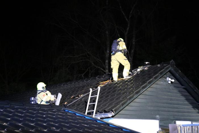 Brand in dak van bungalow
