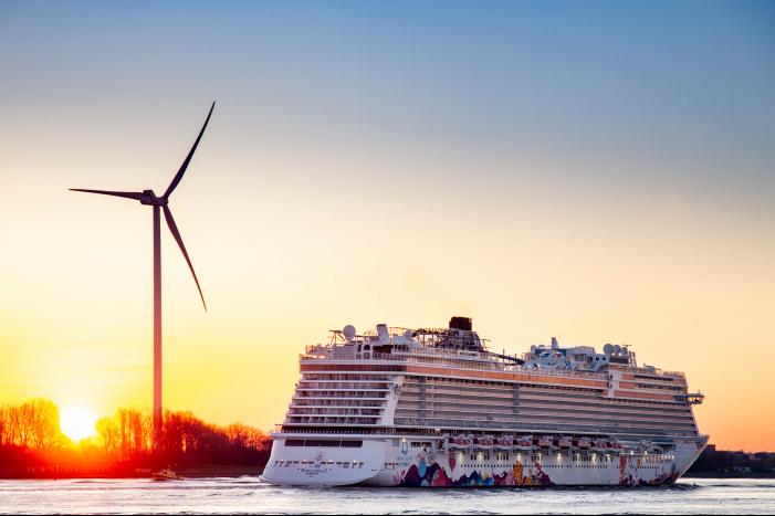 Cruiseschip World Dream arriveert bij Damen ShipRepair Rotterdam voor onderhoud