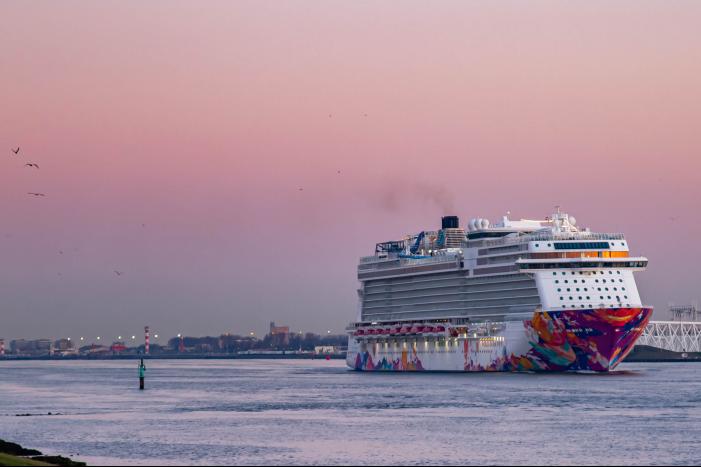 Cruiseschip World Dream arriveert bij Damen ShipRepair Rotterdam voor onderhoud