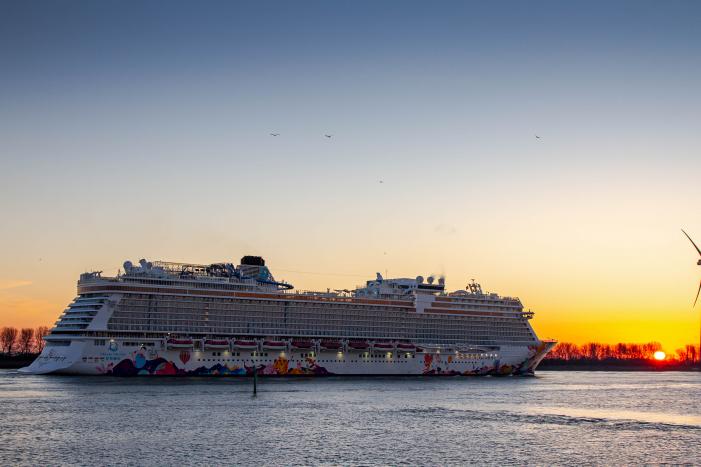 Cruiseschip World Dream arriveert bij Damen ShipRepair Rotterdam voor onderhoud