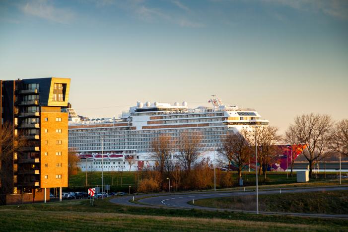 Cruiseschip World Dream arriveert bij Damen ShipRepair Rotterdam voor onderhoud