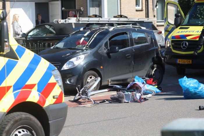 Fietser zwaargewond na aanrijding