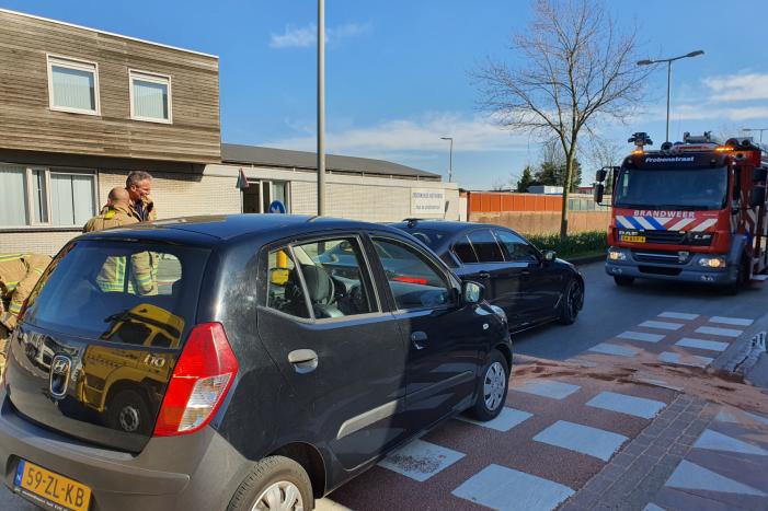 Auto botst op stilstaande auto op kruising